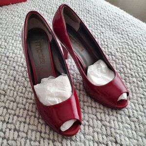 Moda Spana Red Patent Heels, Fit Size 8 Foot